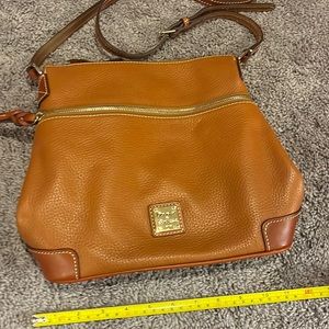 EUC- Dooney & Bourke pebbled leather crossbody